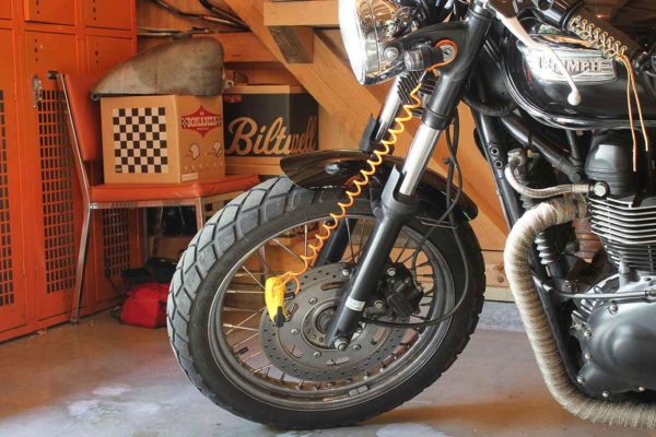 Travando roda da moto